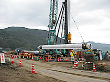 軟弱地盤上に建設される高速道路の基礎に利用されるSLシート鋼管杭の施工写真（2014年度）